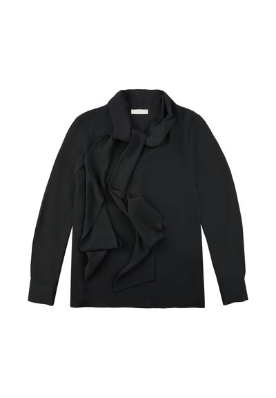 Blusa nera a maniche lunghe con dettaglio drappeggiato sul davanti e colletto. Realizzata in un tessuto morbido, presenta una vestibilità rilassata e polsini con bottoni.