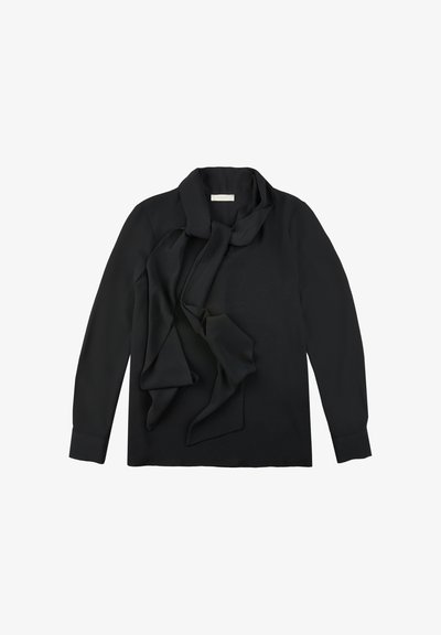 Blusa nera a maniche lunghe con dettaglio drappeggiato sul davanti e colletto. Realizzata in un tessuto morbido, presenta una vestibilità rilassata e polsini con bottoni.