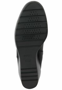Suola di scarpa in gomma nera con evidenti scanalature orizzontali e fori di ventilazione. Presenta il marchio "GEOX" e "PATENTE ITALIANA".