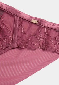 Bordauxfarbene Unterwäsche mit Spitzenbesatz und glatter Textur. Verfügt über florale Spitzenakzente und ein Markenetikett. Elastischer Bund mit zartem Muster.