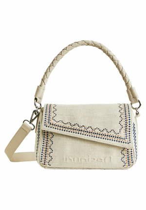 Beige Handtasche aus Stoff mit geflochtenem Griff, bestickten Mustern in Blau und Orange, Klappenverschluss und verstellbarem Schultergurt.