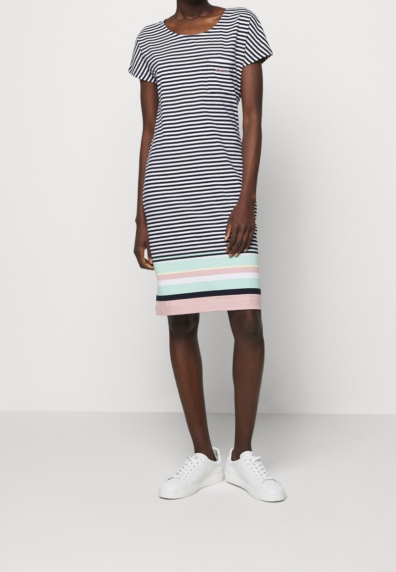 Sukienka w paski w kolorze granatowym i białym, z wielokolorowym paskiem u dołu w kolorach miętowym, różowym i granatowym, oraz małą kieszonką na piersi.