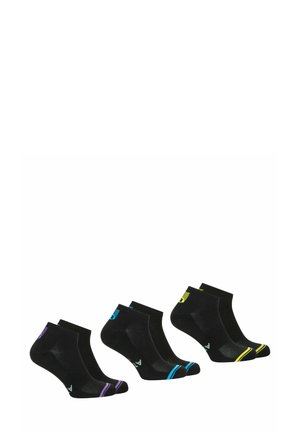 Ensemble de trois paires de chaussettes noires à chevilles, avec des accents colorés en violet, bleu et jaune sur les orteils et le bord, avec une texture lisse.