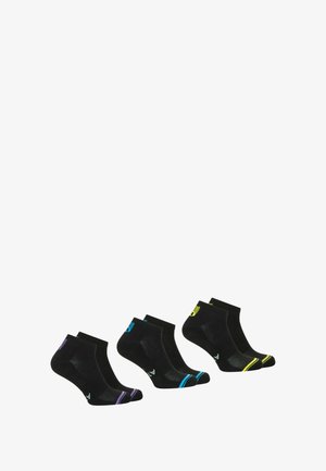 Ensemble de trois paires de chaussettes noires à chevilles, avec des accents colorés en violet, bleu et jaune sur les orteils et le bord, avec une texture lisse.