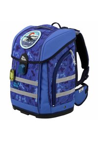 Zaino blu con motivi geometrici, strisce riflettenti, scomparti con cerniera e una toppa circolare che mostra una figura nera su uno sfondo arcobaleno.