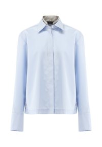 Camicia a maniche lunghe azzurro chiaro realizzata in tessuto morbido, con colletto a punta e chiusura a bottoni, caratterizzata da una silhouette rilassata e linee pulite.