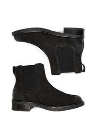 Botines negros de ante, con paneles laterales elásticos, punta redonda y tacón bajo apilado con suela texturizada.