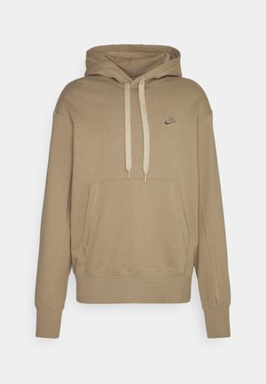 Beige Kapuzenpullover aus weichem Stoff, mit einer vorderen Kängurutasche, verstellbaren Kordeln und einem kleinen gestickten Logo auf der Brust.