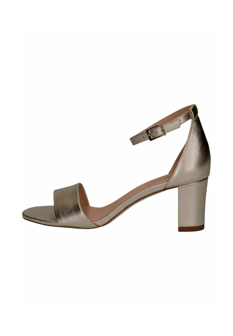 Metallic guldfarvet blokhællet sandal med åben tå, ankelrem og spænde detalje, der har en glat tekstur og minimalistisk design.