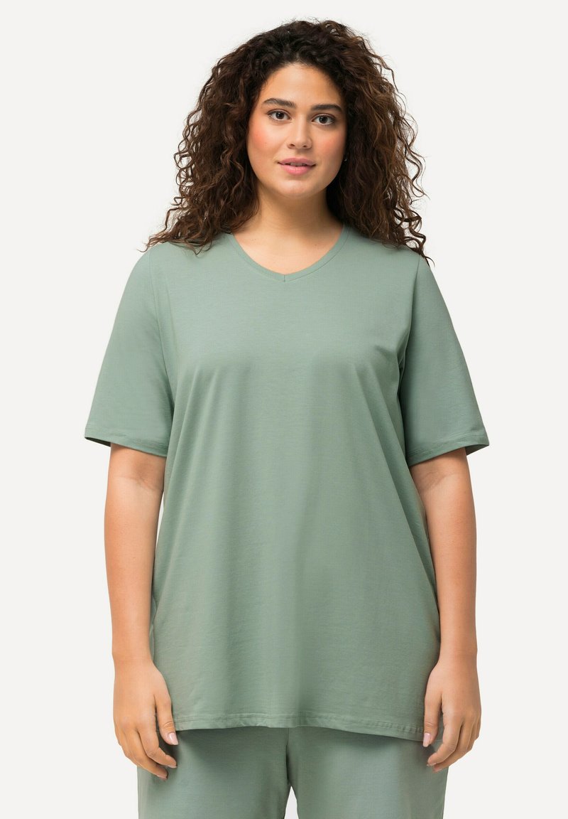 Světlá zelená oversized tričko s krátkými rukávy, s designem v krku ve tvaru V a hladkou texturou, doplněné o odpovídající kalhoty.