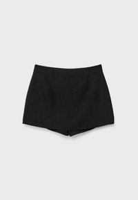 Čierny skort s pútkami na opasok, plochým predným dielom a skrytými šortkami pod ním, zobrazený na jednoduchom svetlom pozadí.