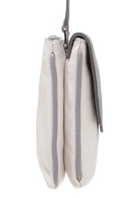 Borsa in pelle con una finitura liscia di un grigio chiaro, caratterizzata da due scomparti, un accentuazione grigia lungo i bordi e una tracolla rimovibile.