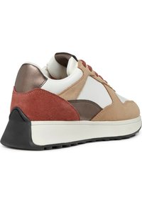 Sneaker in suede e pelle con una tomaia bianca, dettagli marroni e rossi, e una suola in gomma nera, dotati di un tallone imbottito per supporto.