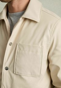 Reiss REGULAR FIT - HYDE PADDED TECHNICAL PRESS-STUD - Kerge jope - stone
