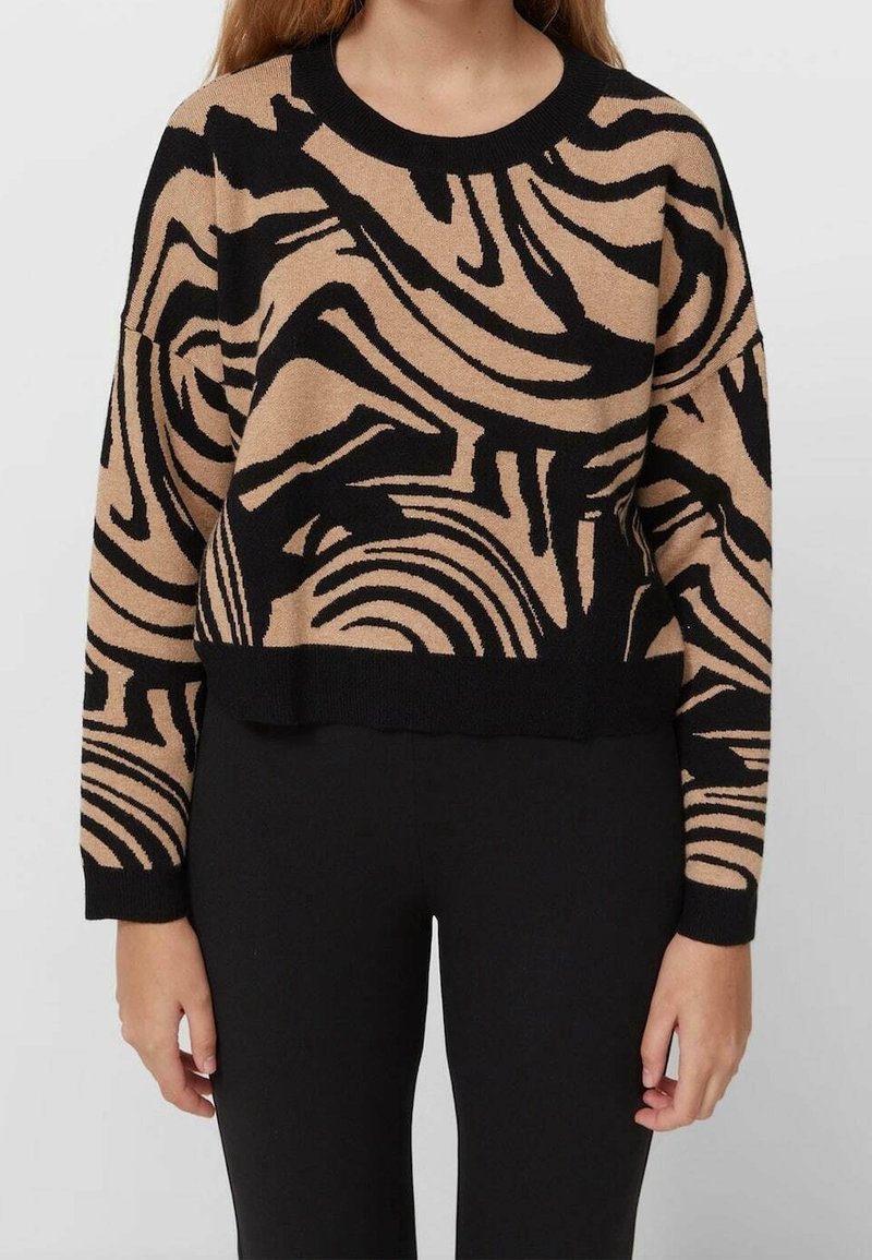 Wełniany sweter z okrągłym dekoltem, z tanowym i czarnym abstrakcyjnym wzorem falistym, długimi rękawami i skróconym dołem. Wykonany z miękkiego materiału.
