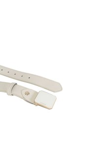 Cintura in pelle bianca con fibbia ottagonale in tono oro, caratterizzata da una superficie liscia e un marchio impresso. Regolabile con più fori per la taglia.