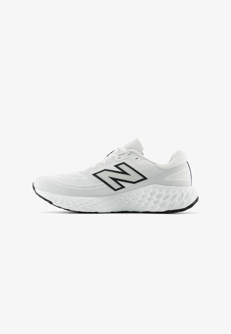 Chaussure de sport blanche avec un upper en mesh, bout arrondi, accents noirs et semelle amortissante texturée. Présente un logo 'N' bien en vue sur le côté.
