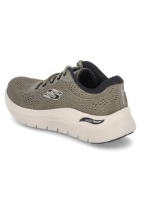 Scarpe da ginnastica grigie in rete con design perforato, suola bianca ammortizzata, dettagli neri e marchio "ArchFit" sul tallone.