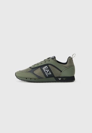 Baskets de sport vertes avec des panneaux en mesh, accents noirs, lacets et une semelle en caoutchouc texturée. Présente une marque sur le côté et un tirant.