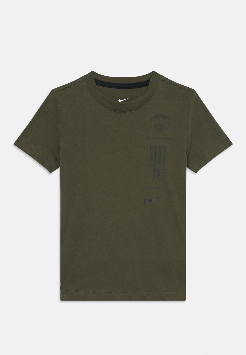 Camiseta de algodón verde oliva con cuello redondo, mangas cortas, logo negro de Nike y emblema y texto de París impresos en la parte frontal.