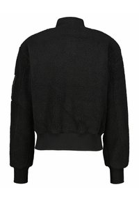 Černá bomber bunda z měkkého, strukturovaného umělého beránka, s žebrovanými manžetami a lemem a zaobleným límcem. Pohled zezadu bez viditelného loga.