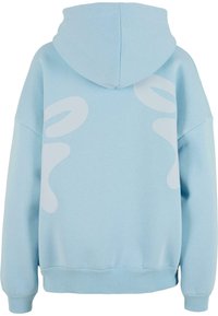 Felpa blu chiaro con un grande design astratto bianco sul retro, realizzata in morbido cotone con tasca a marsupio e polsini a coste.