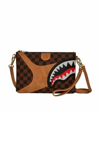 Clutch a scacchi marrone realizzato in materiale sintetico, con un design di bocca di squalo in bianco e rosso, accento in pelle beige e tracolla removibile.