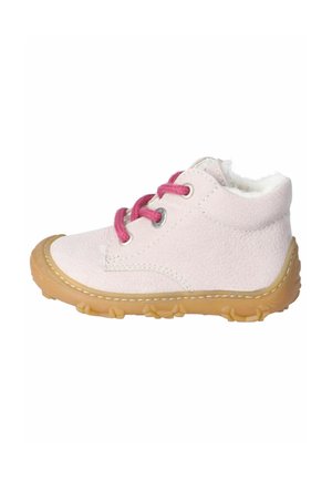 Botte pour tout-petit rose clair avec une tige en cuir texturé, des lacets roses, une doublure douce et une semelle en caoutchouc flexible dotée de motifs de traction.