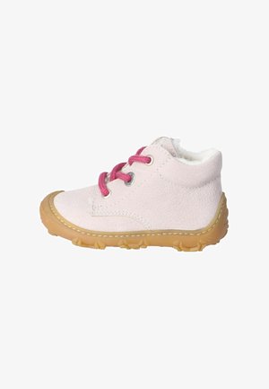 Helles rosa Kleinkind-Boot aus strukturiertem Lederobermaterial, pinken Schnürsenkeln, weicher Innenausstattung und flexibler Gummisohle mit Profilmustern.