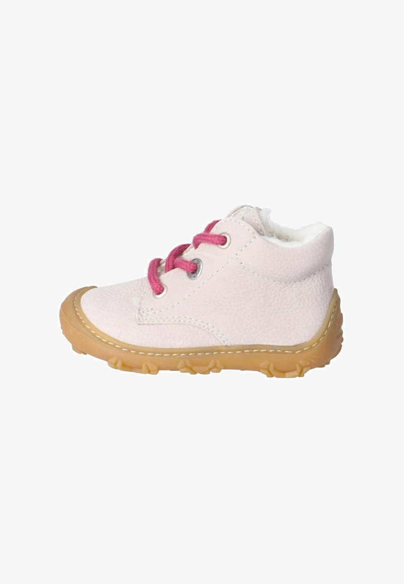 Světle růžová dětská bota s textura kůží, růžovými tkaničkami, měkkou podšívkou a flexibilní gumovou podrážkou se vzory pro lepší trakci.