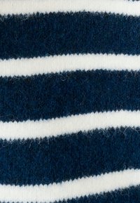 Tela de lana con rayas en azul marino y blanco, que presenta rayas anchas alternas con un acabado texturizado, creando una apariencia suave y cálida.