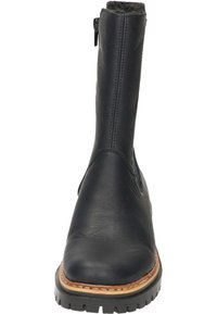 Botte de cheville en cuir noir avec une finition lisse, un bout rond et des coutures contrastantes en tan. Dispose d'une fermeture éclair sur le côté et d'une semelle robuste pour plus d'adhérence.