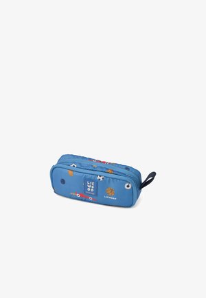 Astuccio blu con chiusura a zip, caratterizzato da illustrazioni giocose di attrezzature sportive. Realizzato in tessuto resistente con una finitura testurizzata.