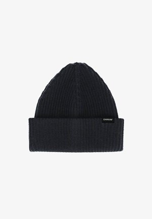 Gorro de punto acanalado azul oscuro con puño doblado y una pequeña etiqueta negra que muestra "CHASIN'" en la parte frontal. Textura suave y diseño sin costuras.