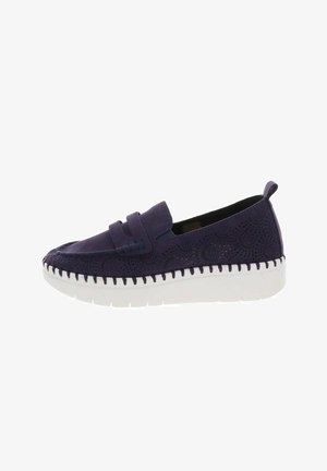 Mocassino slip-on blu navy con motivi floreali traforati, cuciture mocassino e suola spessa in gomma bianca con linguetta sul tallone.
