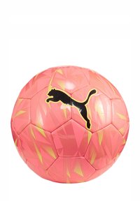 Balón de fútbol rosa con una superficie texturizada, que presenta un patrón geométrico en amarillo y un prominentemente negro logo de Puma. Redondo, tamaño estándar.