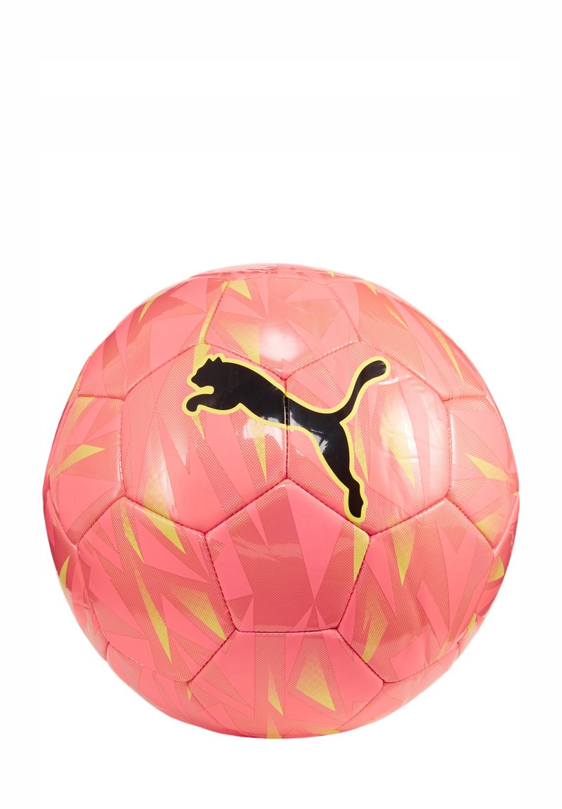 Balón de fútbol rosa con una superficie texturizada, que presenta un patrón geométrico en amarillo y un prominentemente negro logo de Puma. Redondo, tamaño estándar.