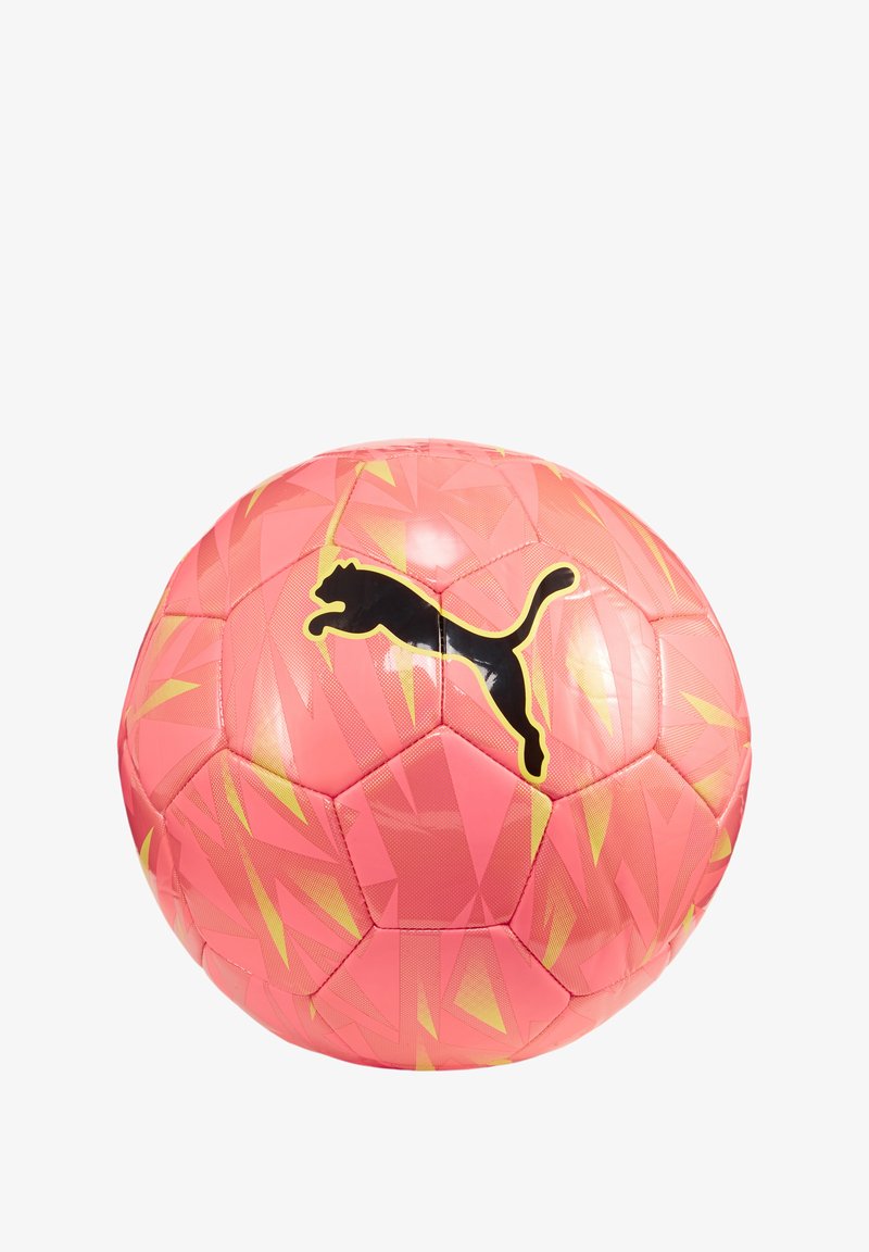 Balón de fútbol rosa con una superficie texturizada, que presenta un patrón geométrico en amarillo y un prominentemente negro logo de Puma. Redondo, tamaño estándar.