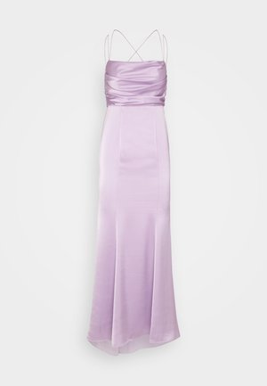 Lawendowa satynowa sukienka wieczorowa z dopasowanym korpusem, marszczonymi detalami i spaghetti ramiączkami. Rozkloszowany dół sięga długości podłogi.