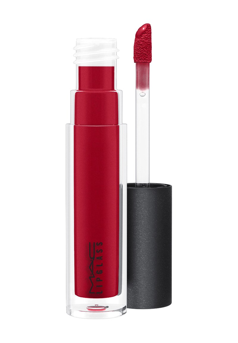 Gloss à lèvres dans un tube transparent avec une couleur rouge, présentant un capuchon noir mat et un applicateur. Le produit est étiqueté "MAC Lipglass."