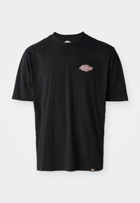 Crna pamučna majica s okruglim izrezom, kratkim rukavima i malim crvenim i bijelim Dickies logotipom na prsima. Klasičan kroj.
