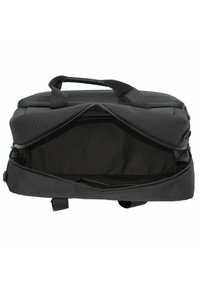 Sac à dos pour ordinateur portable noir en forme rectangulaire, fabriqué en tissu durable. Il dispose de doubles poignées et d'un sommet ouvert, montrant un intérieur spacieux.