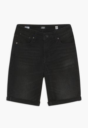 Pantaloncini in denim nero con vestibilità slim, caratterizzati da risvolti arrotolati, design a cinque tasche e dettagli in metallo per il bottone e i rivetti.