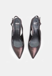 Slingback alti in metallo marrone con punta affusolata, realizzati in vera pelle, caratterizzati da una texture liscia e una fascia regolabile con fibbia.