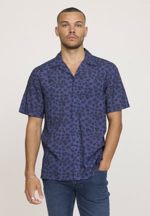 Chemise à manches courtes avec boutonnière en bleu foncé ornée d'un motif de feuilles de palmier noires ; dotée d'un col classique et d'une texture de tissu lisse.