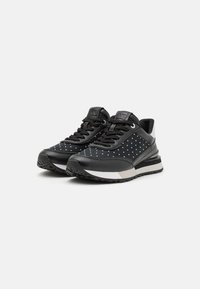 Schwarze Sneaker mit weißen Punkten, ausgestattet mit einem glatten Lederobermaterial, gepolstertem Kragen, Schnürverschluss und Gummisohle mit kontrastierenden Akzenten.