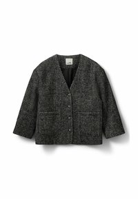 Černobílá sako s vzorem hřebínek, V-výstřihem, čtyřmi knoflíky a dvěma předními kapsami. Látka vypadá texturovaně a teple.