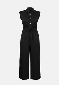 Combinaison noire sans manches avec jambes larges, boutons dorés sur le devant, col, épaulettes et ceinture nouée à la taille.