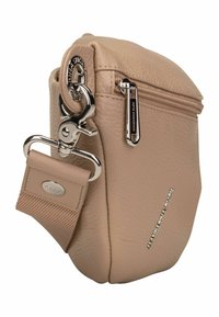 Borsa a tracolla in pelle beige con superficie testurizzata, accessori in metallo argentato, tasca con zip e tracolla regolabile con clip.