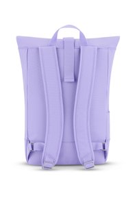 Lila hátizsák, téglalap alakú, párnázott vállpántokkal, felső fogantyúval és oldalsó zsebbel. Simaság jellemzi a szövet textúráját, minimális díszítéssel.
